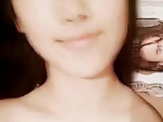 [自拍露臉]清秀美女～拍影片示範拍照喬奶！馬上升級罩杯～最後連紅豆都跑出來了（有影）