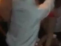 [自拍露臉]便服店小姐玩瘋了～把內褲脫下來套在客人頭上！越晚越嗨～壽星喝掛還要付錢真可憐（有影）