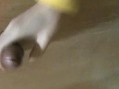 [公廁自拍]小情侶學ＳＯＤ，看到木板有個洞！叫男友把弟弟伸過來打槍～旁邊還有人進出～太興奮射在地上好刺激！ （有影）