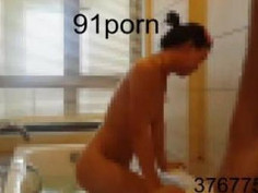 [浴室自拍]和老婆洗澡，這下就可以不戴套～看她好開心（有影）