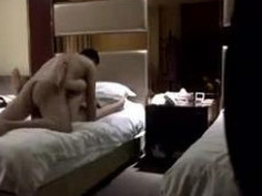 [偷拍露臉]「你愛不愛我啊？」跟熟女情人的肉體關係～對話好鹹濕，姿勢一直換（有影）