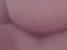 [自拍露臉]男友視角！衣服下的美乳都快跳出來～從後面來一直說：阿～我想尿尿，快尿出來啦！（有影）