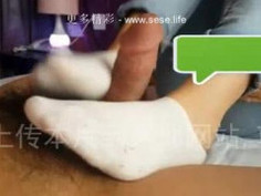 学生妹丝足服务 棉袜足交 很爽。 穿了三天的棉袜给我足交 - www●sese●life