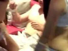 国产KTV小姐 当众脱男的裤子，大胆很欢乐，玩的很开