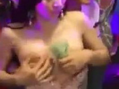 [自拍露臉]餐廳上演"摸奶秀"～連大叔，大媽都摸的很開心 （有影）