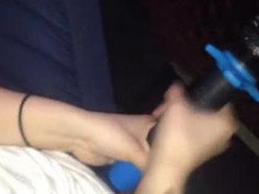 高三妹妹在包廂玩麥克風，被發現沒穿內衣！還露出來（有影）