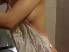 女友洗碗不穿衣服～美背圍裙娘！被拍性奮連「紅豆」都硬拉 （有影）