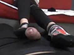 [自拍露臉]女友下班忙著聊天不理我，只肯用腳來腳覺～加減爽也好（有影）