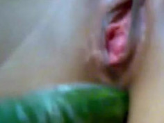 [異物侵入]國外SIZE總是比較大～少婦跟小黃瓜拍性愛片！這還是小黃瓜嗎？（有影）