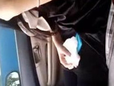 [車震自拍]口爆女友～不知道吐哪裡，慢慢吞下去：爽了吧～我嚥下去了（有影）