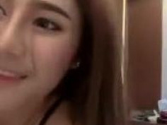 ShowGirl飯店嘻戲玩自拍～幫好朋友擠乳溝！２個都好想帶回家（有影）