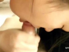 [自拍微露]打工妹妹很愛吃～吃了１０分鐘還不射（有影）