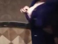 [自拍露臉]酒店妹妹還沒開場就喝茫，廁所跳豔舞！「長輩」抓出來透透氣（有影）