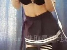 [視訊盜攝]學生妹裸聊～裙子裡的性感小褲褲！三點全露，意外的「粉紅」（有影）