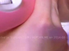 [３Ｐ露臉]任性女友要求，ＭＣ來也要"闖紅燈"～先被按摩棒弄到快痙攣！（有影） - 1