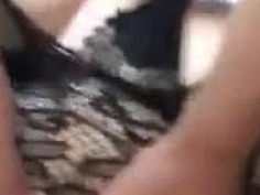 「操我～太舒服了」３Ｐ熟女，一次二支伺候！熟女呻吟笑呵呵（有影）