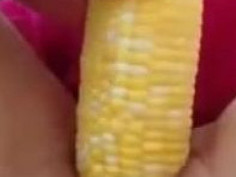 [異物侵入]貝肉包玉米，媽咪剛買的新鮮玉米～馬上被女兒拿來餵"妹妹"（有影）