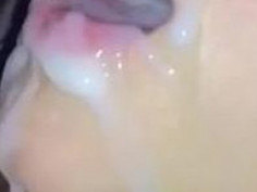 慢速播放「口腔射擊」，射好射滿～這量也太多啦！（有影）