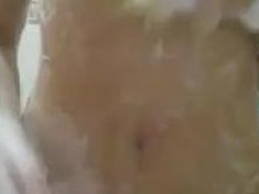 女朋友一邊洗澡一邊自慰，還要拍下來給遠方的我看，她這是要幹嘛？