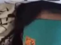 就是愛偷拍，幫女友戴上眼罩！套套脫掉直接「真槍實彈」搞（有影）