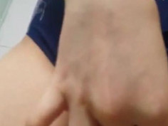 女學生「死庫水」秘密大公開～飽滿大胸一直揉！在捏就要噴啦（有影）