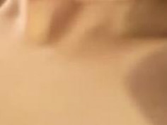 你們看這是什麼？騷女終於把早已濕透的嫩逼 擺在了大家的眼前