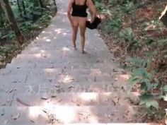 [野外自拍]熟女爬山撩起裙子給人看～裡面沒穿「散熱」比較快？（有影） - 1