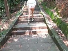 [野外自拍]熟女爬山撩起裙子給人看～裡面沒穿「散熱」比較快？（有影） - 2