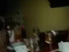 [自拍露臉]台灣小吃部～越南妹作風超大膽，近距離暴露下體：我怕你老花看不到阿！（有影）