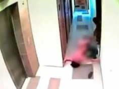 超可怕畫面！單身女子剛洗好被刺青男強制拖行～奮力掙扎還是被拖進去！（有影）