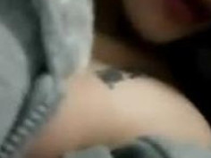 [視訊露臉]網友瘋傳～酷女孩也愛直播，外套裡面暗藏寶貝～看的很過癮！（有影） - 2