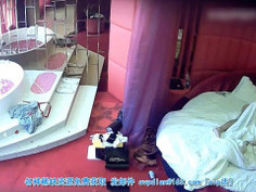 国产360水滴偷拍情趣酒店5/14 情趣酒店两个女同开房磨豆腐看地上的奢侈品两个应该家境不错