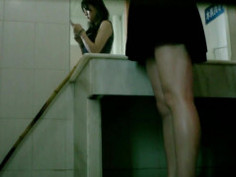 【線上看影片】趁周末人少大教室偷拍校花上廁所趕上來月經 ~~不虧是校花很注意形象不停照鏡子！！