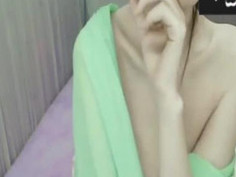 【線上看影片】UT皮膚白嫩巨乳主播視訊秀咪咪超大 逼逼水好多！