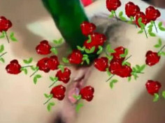 【線上看影片】毛都沒幾根的小美女新鮮黃瓜插到潮噴 要喝水對白清晰！