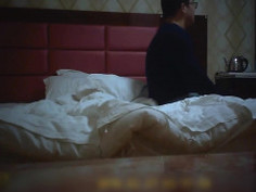 眼鏡哥約炮長發著急的衣服還沒脫就給按倒了可能J8味大說啥也沒給口交直接操的1080P