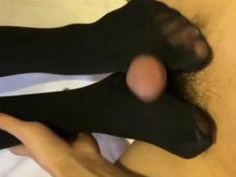 单纯黑过膝足交，最后射腿上