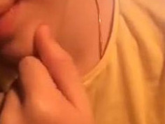 素敵な小さなおっぱいを持つ少女