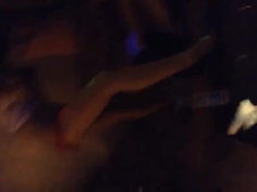 淫亂包廂！兩男一女在KTV唱歌熱舞啪啪啪！女子正歡愉享受服務生突敲門：秒軟