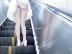 網紅就是要讓大家都看見! 從進站一路到車廂不停露出！ (4)