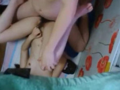 Vợ chồng tranh thủ khi con ngủ