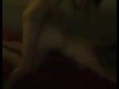 : karısını travestiye siktirmiş. Harika ya karısını travestiye siktiriyor