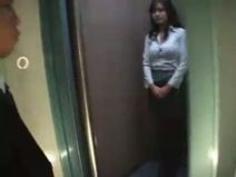 【olero動画】密室のエレベーターの中でノーブラ美熟女さんに誘惑されちゃう新入社員の男性ｗｗ