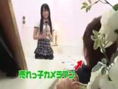 めちゃくちゃエッチなニーハイ姿にミニスカートでパイパンという女子校生がエロすぎるムチムチむっちりボディ