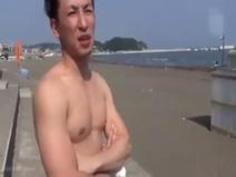 海で見かけた巨乳をロックオン！やらしぃ手つきで全身を触られて徐々にエスカレート！男根ぶち込まれ喘ぎっパ