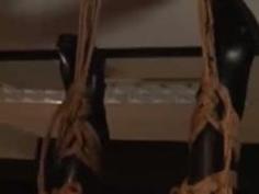 【動画】妊娠9か月の妊婦を逆さに縛って蝋燭で責めるとかいう鬼畜の所業www