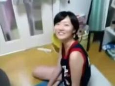 【エロ動画】いちゃいちゃボーイフレンドと密着しながらチンチンをシゴいたりなめる美女