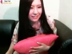 オツムの弱そうなギャルが恥じらいながらもオナニーを魅せ付ける！