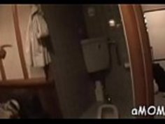 ランダムな若者によって縛られた日本の熟女