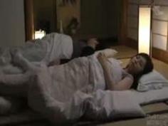 【佐々木あき】「ヤメなさい…何やってるの…」旦那の横で娘の彼氏に夜這いされる美人妻が喘ぎ声を必死に我慢しザーメン中出しまでされてしまう【人妻アダルト動画】